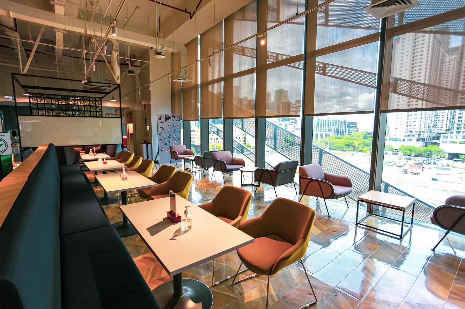 Contemporary office furnished by ERGO